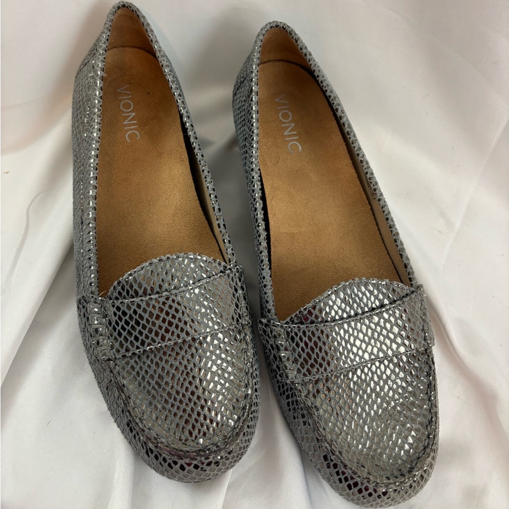 EUC Vionic sz9.5 Women's Arrun Metallic Silver Loafers…